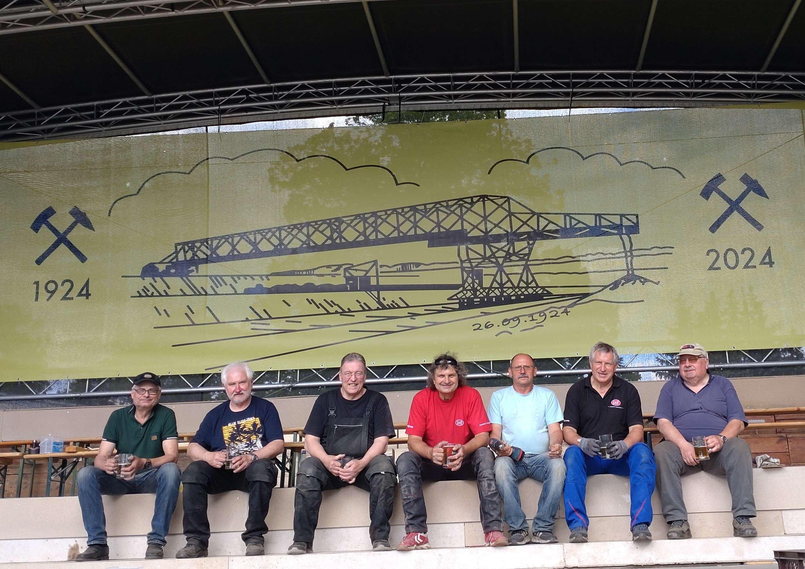 Der Aufbau war aufwendig: Extra Chortreppen, die gebaut werden mußten, ein Bühnenvorbau, ein Dirigentenhochstand. Aber der Aufwand hat sich gelohnt!